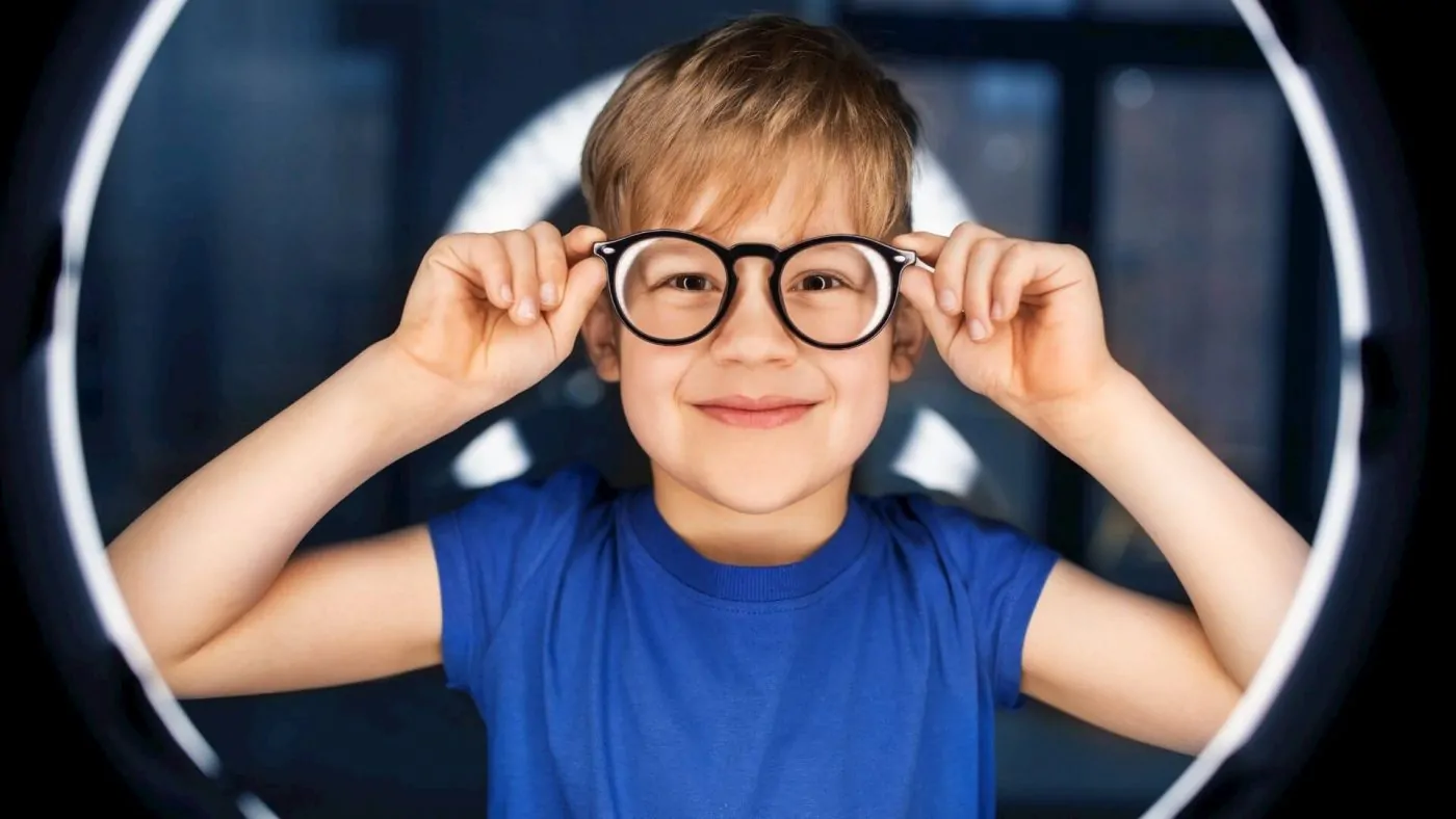kiem-tra-thi-luc-cho-tre-1400x788-3 Bật mí kinh nghiệm chọn kính cận trẻ em cho cha mẹ - HMK Eyewear